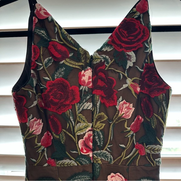 Dress the Population Isabelle Deep V-Neck Embroidered Midi Dress Size S - Picture 10 of 10